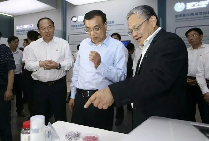 1473398896115286.jpg 国务院总理李克强考察光谷展示中心1.jpg